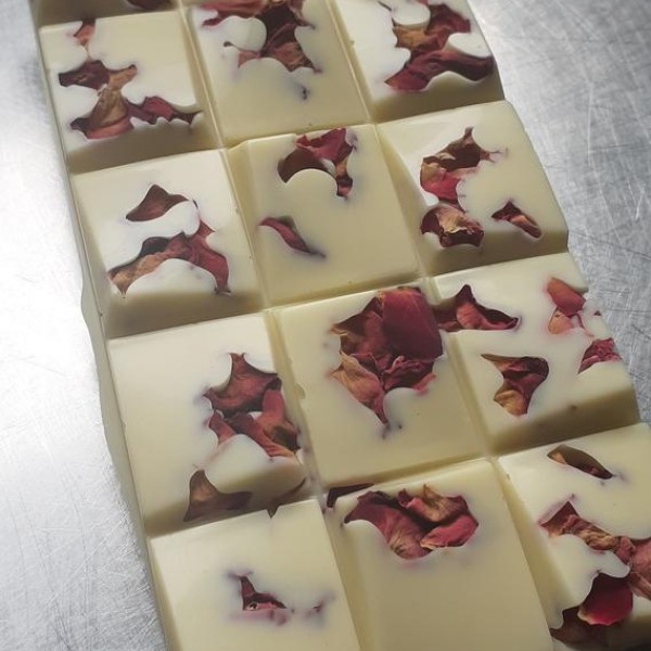 Tablette chocolat blanc et pétales de roses